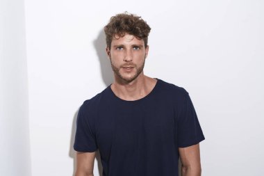 Anız ile genç adam portresi