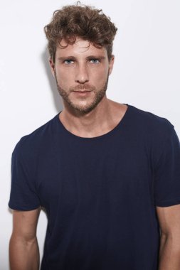 Ciddi ve yakışıklı kameraya bakıyor