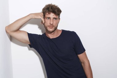 Yakışıklı olan mavi yaslanmış ve uzak arıyor