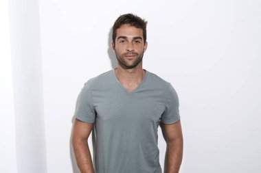 Yakışıklı adam gri t-shirt, portre