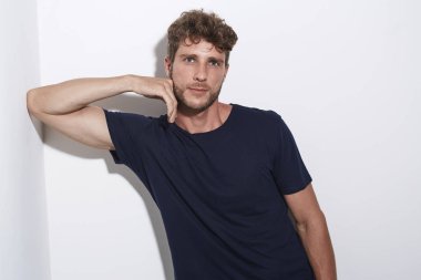 Yaslanmış yakışıklı adam portresi