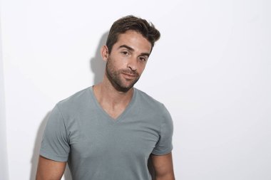 İyi görünümlü adam gri t-shirt, portre