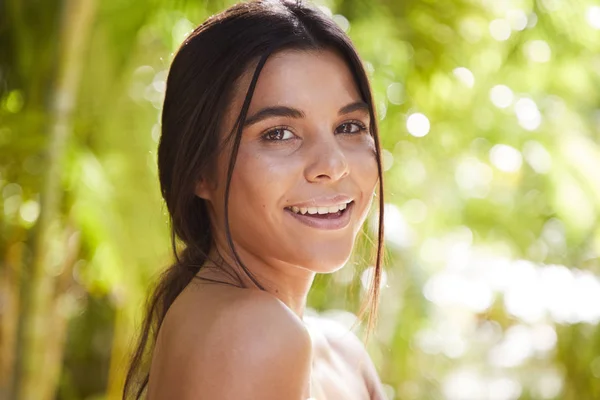 Sorrindo Jovem Mulher Olhando Para Câmera — Fotografia de Stock