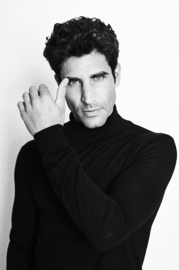 İyi görünümlü adam siyah beyaz