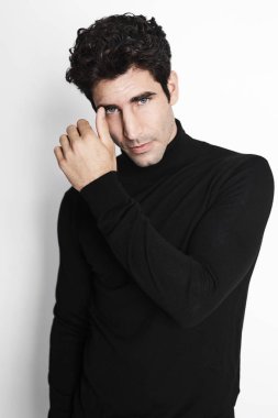 Stüdyo portre yakışıklı adam