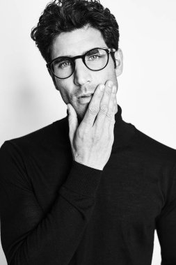 Gözlük düşünceli adam portresi