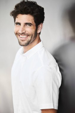 Beyaz gömlekli adam mutlu portre