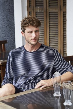 Genç yakışıklı adam kafede dinlendirici
