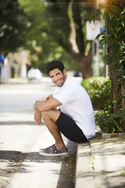 Ragazzo Felice Seduto Sul Marciapiede Sorridente — Foto Stock