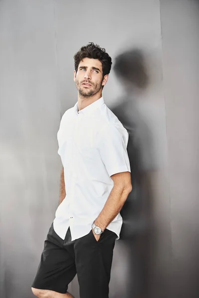 Grigio Monolocale Ragazzo Bianco Camicia Pantaloncini — Foto Stock