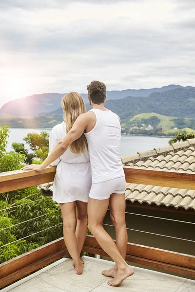 Jovem Casal Aproveitando Vista Varanda — Fotografia de Stock