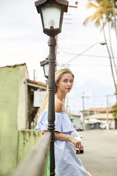 Retrato Menina Bonita Vestido Azul Pela Luz Rua — Fotografia de Stock