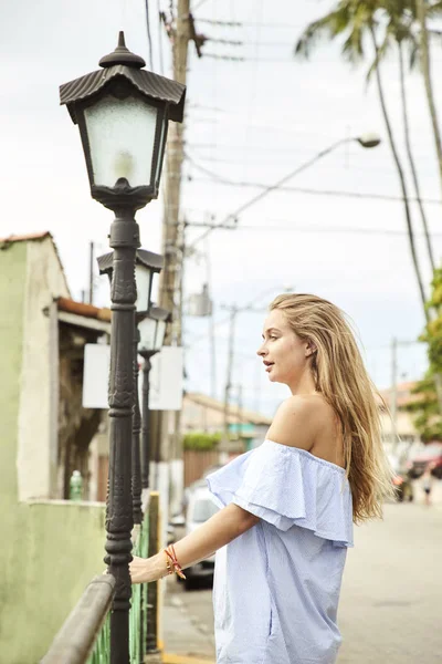 Jovem Mulher Bonita Vestido Azul Pela Luz Rua — Fotografia de Stock