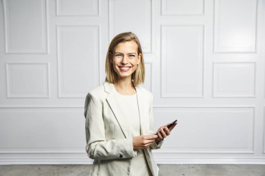 Telefon ile kendinden emin iş kadını gülümseyen