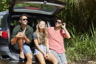 Üç arkadaş yolculuğa güneşin tadını