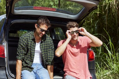 Yolculuğa araba arkasına ayar güneş gözlüğü ahbap.