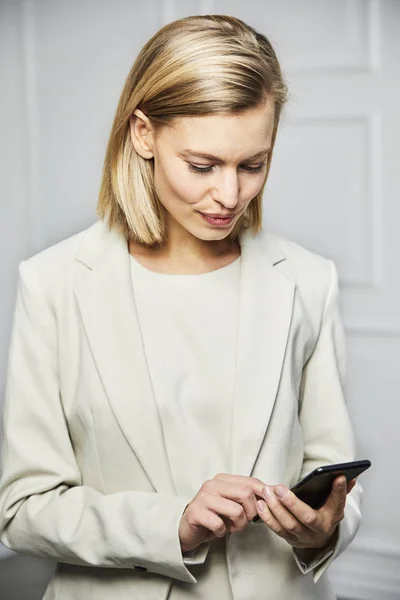 Businesswoman Communicating Phone Content — Stock Photo, Image