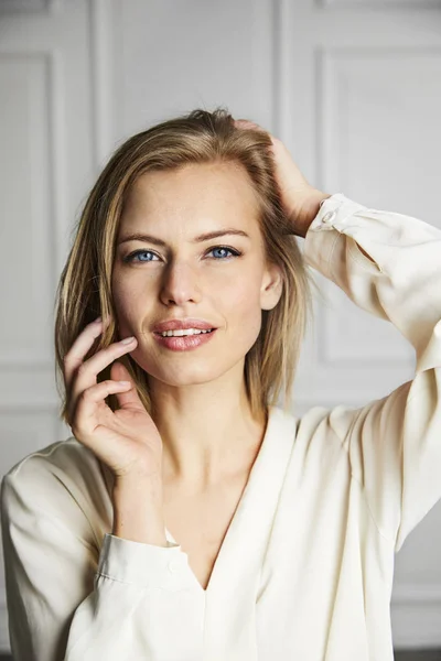 Impresionante Mujer Rubia Con Las Manos Pelo Retrato —  Fotos de Stock