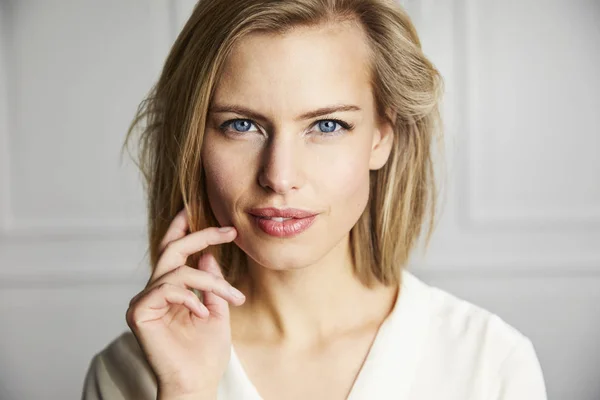 Underbara Blåögd Blond Kvinna Som Tittar Kameran — Stockfoto