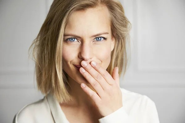 Mooi Meisje Met Hand Mond Portret — Stockfoto