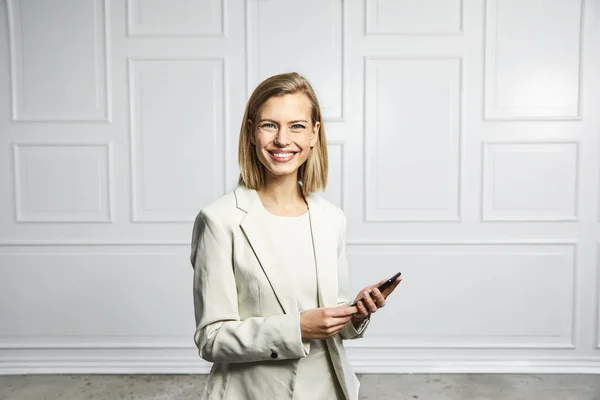 Selbstbewusste Geschäftsfrau Mit Telefon Lächelnd — Stockfoto