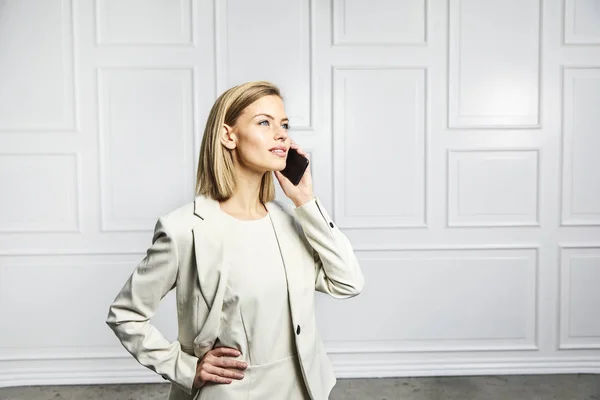 Femme Affaires Confiante Téléphone Détournant Les Yeux — Photo