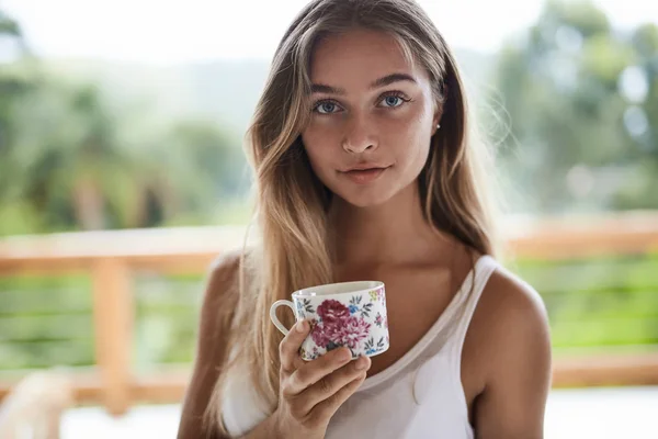 Menina Bonita Com Chá Manhã Retrato — Fotografia de Stock