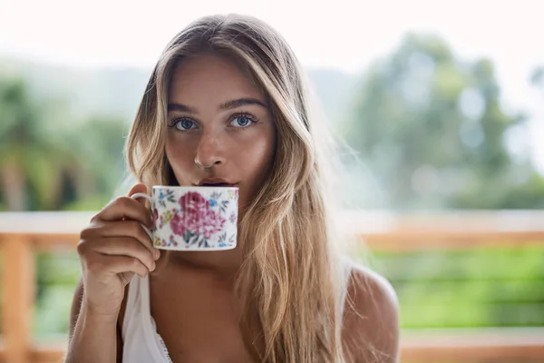 お茶を飲む美しい少女の肖像画 — ストック写真