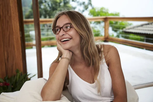 Jovem Mulher Óculos Colete Branco Sorrindo — Fotografia de Stock