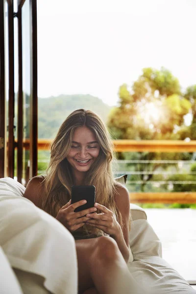 Mulher Jovem Mensagens Texto Partir Sofá Sorrindo — Fotografia de Stock