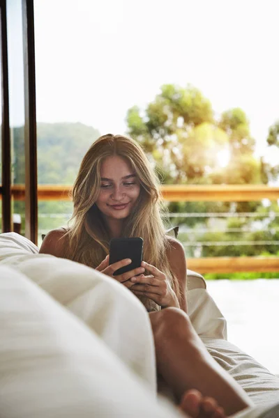 Menina Sorrindo Mensagens Texto Smartphone Partir Sofá — Fotografia de Stock