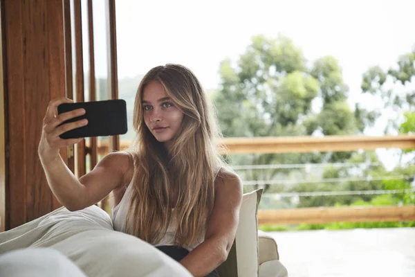 Linda Loira Tirando Selfie Sofá — Fotografia de Stock