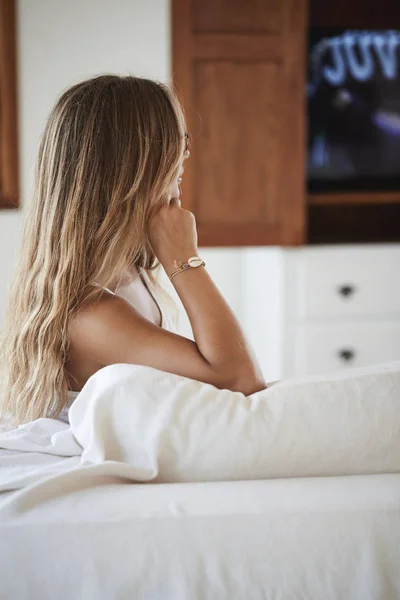 Menina Loira Relaxando Sofá Assistindo — Fotografia de Stock