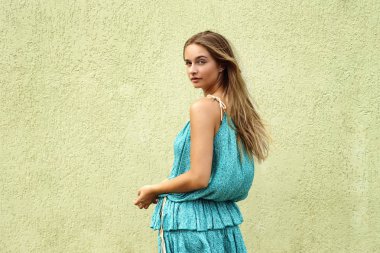 Cidden güzel kadın omuz üzerinden arıyor