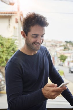 Metin telefonu, iyi haber alma yakışıklıyı gülümseyen