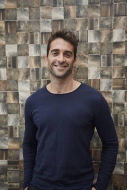 Kendine güvenen adam mavi top kameraya gülümseyen