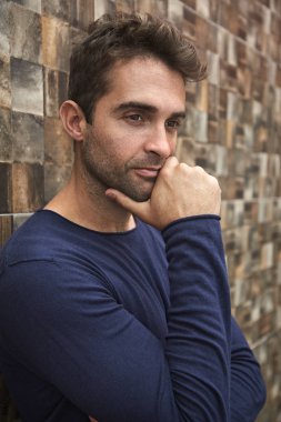 Mavi top, düşünceli adam uzağa arıyorsunuz