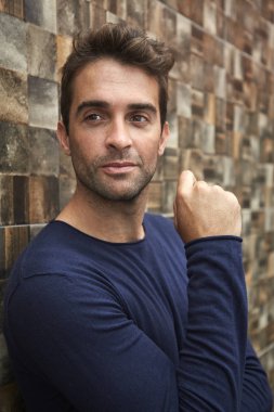 Yakışıklı adam anız, uzağa arıyorsunuz