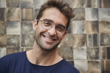 Gözlükler, gülümseyen mutlu adam