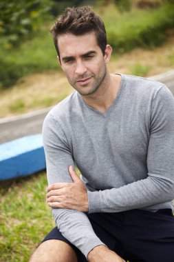 Gri top, yakışıklı dostum uzağa arıyorsunuz