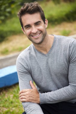 Mutlu ve kendine güvenen adam gri top, portre