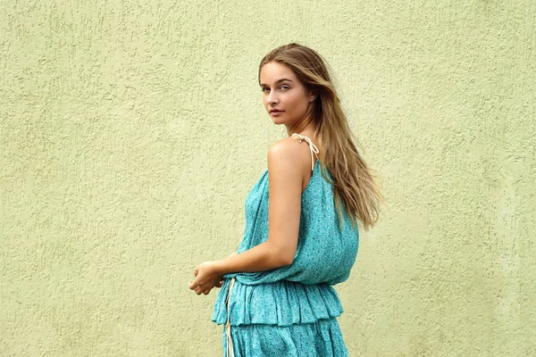 Cidden güzel kadın omuz üzerinden arıyor