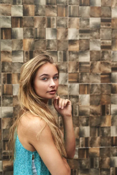 Ung Blond Kvinna Blå Klänning Porträtt — Stockfoto