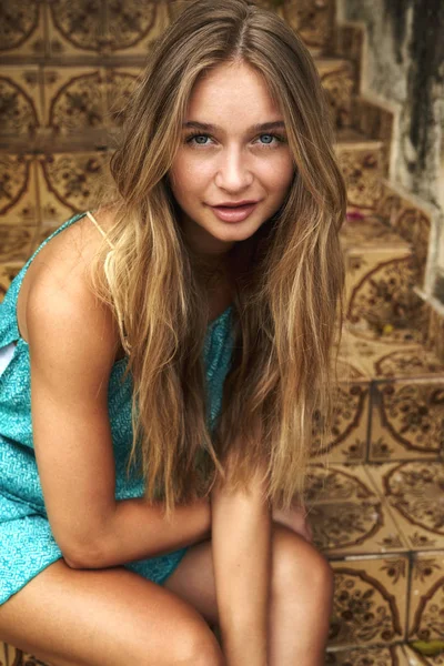 Gorgeous Young Woman Steps Portrait — Stock Photo, Image