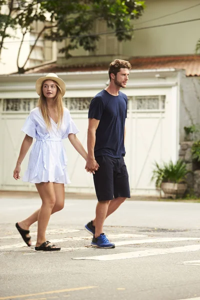 Casal Jovem Cruzando Rua Mãos Dadas — Fotografia de Stock