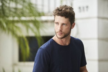 Uzağa arıyorsunuz iyi görünümlü adam mavi,