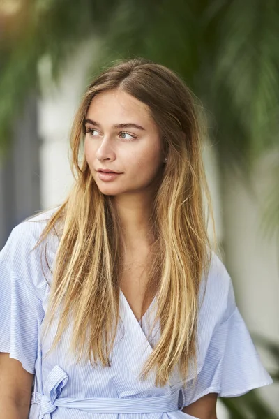 Beautiful Blond Girl Looking Away — Stock Photo, Image