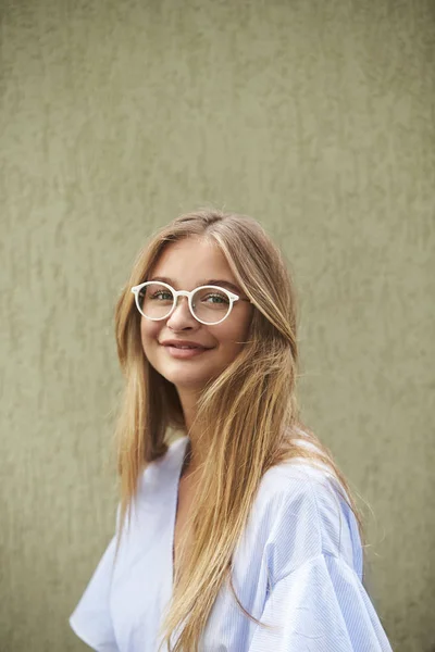 Junge Schöne Frau Lächelnde Brille Porträt — Stockfoto