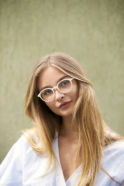 Atemberaubende Blondine Mit Brille Portrait — Stockfoto