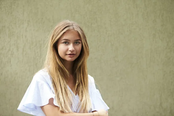 Schöne Junge Frau Blickt Die Kamera — Stockfoto